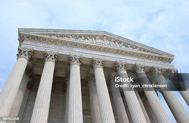 Przed Budynek Sądu Najwyższego - zdjęcia stockowe i więcej obrazów Budynek sądu - Budynek sądu, Kolumna architektoniczna, Waszyngton DC