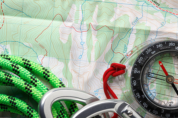 wandern - orienteering planning mountain climbing compass stock-fotos und bilder