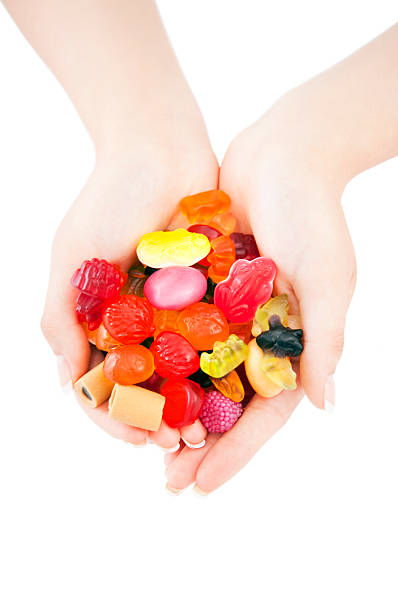 bonbons ajoutez les mains sur fond blanc - gum drop copy space sweet food gelatin dessert photos et images de collection