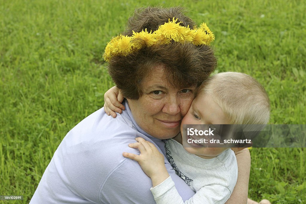 Mujer (grandma) y los niños - Foto de stock de Abrazar libre de derechos