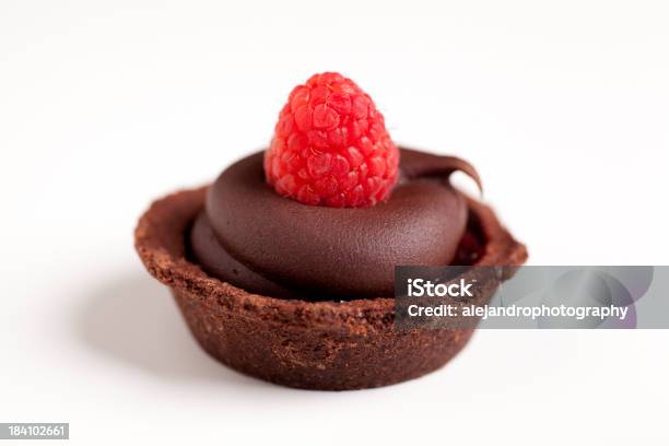 Photo libre de droit de Framboise Tarte Au Chocolat banque d'images et plus d'images libres de droit de Fond blanc - Fond blanc, Mousse au chocolat, Chocolat