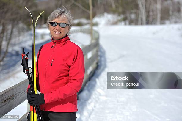 Esquí De Fondo Retrato De Una Mujer Foto de stock y más banco de imágenes de 50-59 años - 50-59 años, Actividades recreativas, Adulto