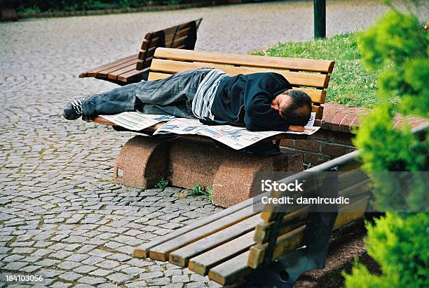 Senzatetto Uomo Di Dormire Su Una Panchina Nel Parco - Fotografie stock e altre immagini di Senzatetto
