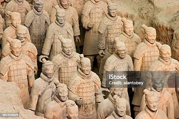 Xian Tumba De Terracota Warriors Foto de stock y más banco de imágenes de Ejercito de Soldados de Terracota - Ejercito de Soldados de Terracota, China, Dinastía Qin
