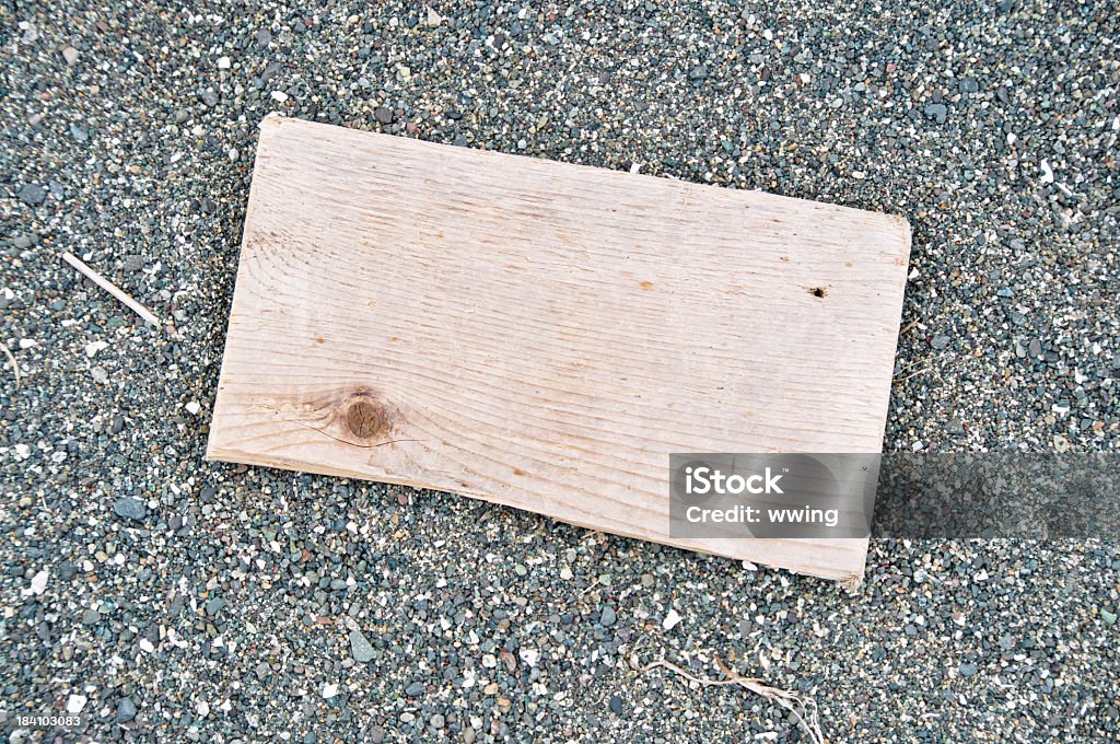 Driftwood repasser sur le sable - Photo de Bois flotté libre de droits