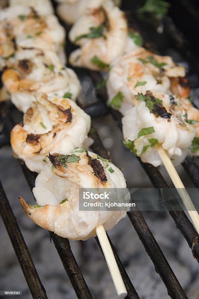 Camarón brochetas a la parrilla - Foto de stock de Alimento libre de derechos