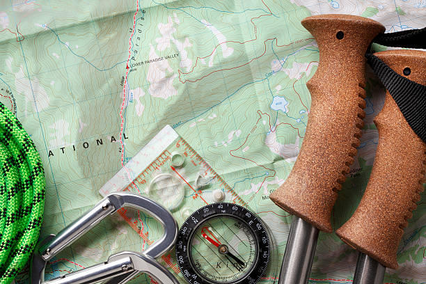 wandern - orienteering planning mountain climbing compass stock-fotos und bilder