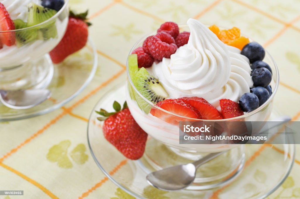 Sorvete de iogurte com frutas frescas - Foto de stock de Sorvete de Máquina royalty-free