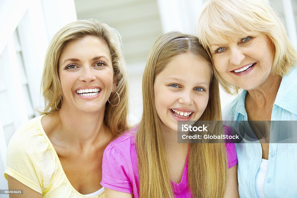 Linda mulher madura com a filha e neta - Foto de stock de 30 Anos royalty-free