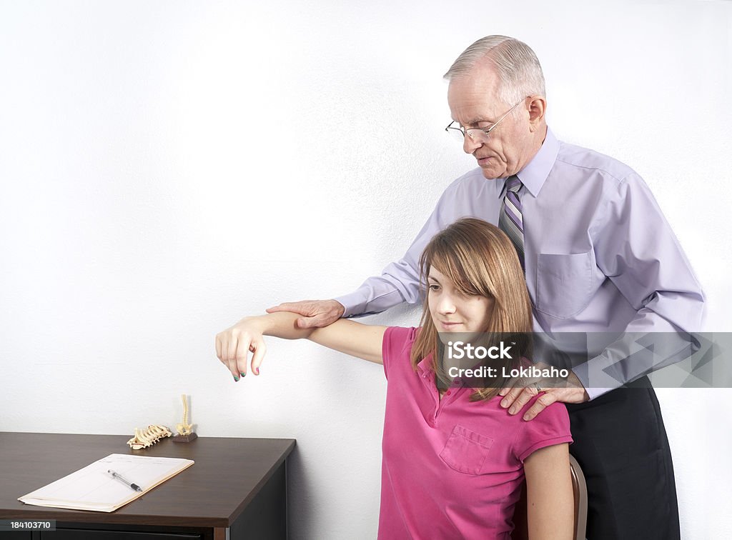 Chiropraktische Arzt Testing Schultermuskulatur junge Frau - Lizenzfrei 60-69 Jahre Stock-Foto