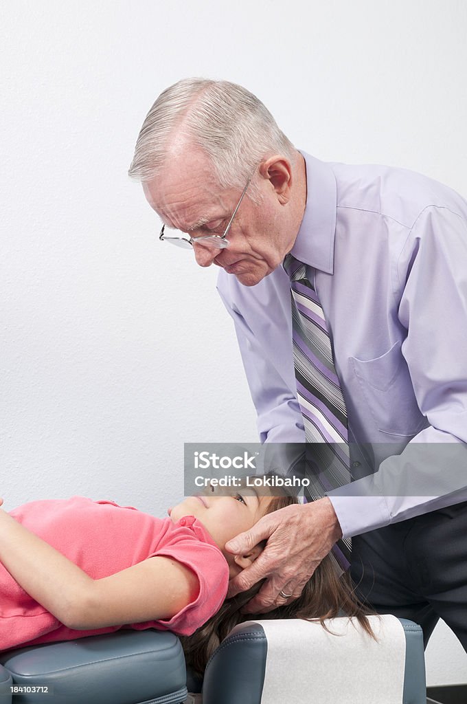 カイロプラクティック医師首にお子様を調整 - カイロプラクティック療法のロイヤリティフリーストックフォト