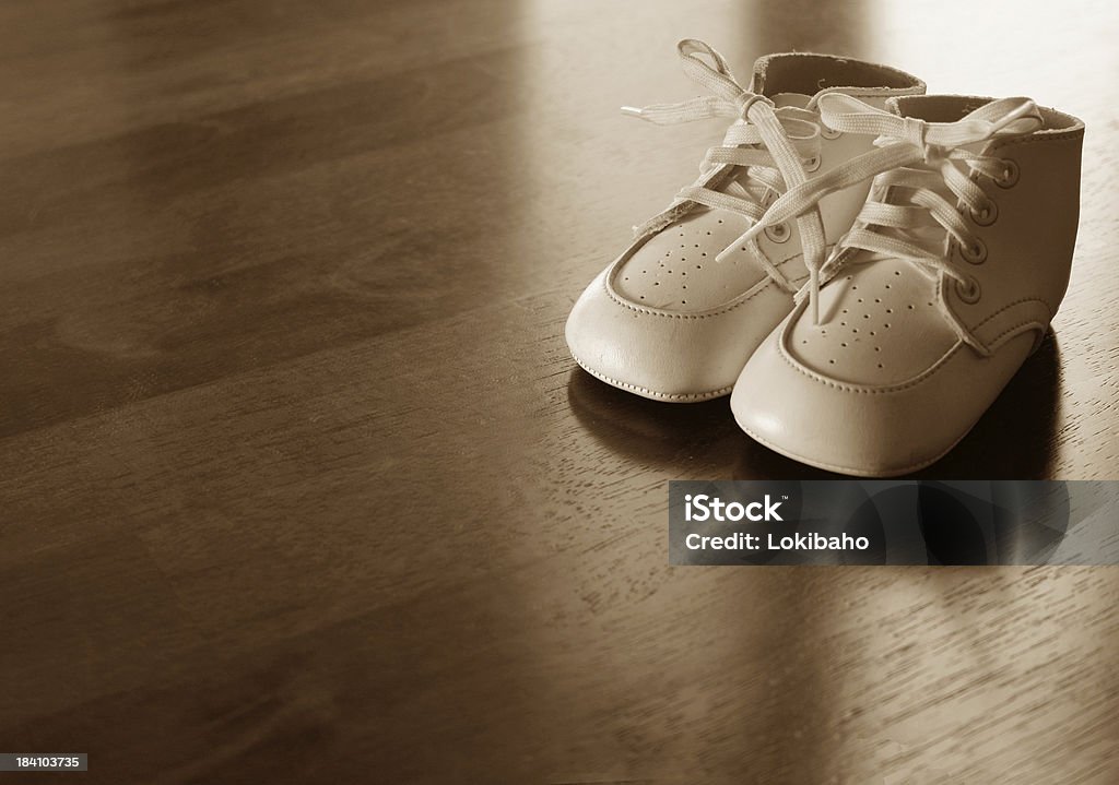 Calzature Baby seppia - Foto stock royalty-free di Bebé