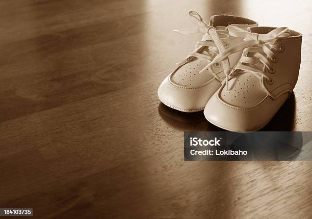 Calzature Baby Seppia - Fotografie stock e altre immagini di Bebé - Bebé, Bellezza, Bianco