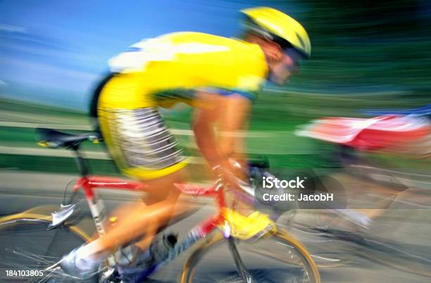 Carrera De Mountain Bike Foto de stock y más banco de imágenes de Andar en bicicleta - Andar en bicicleta, Desenfocado, Fondos