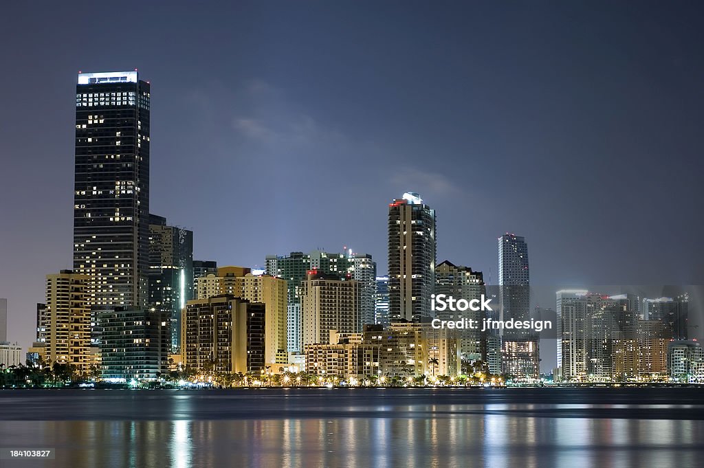 Blu notte sul brickell skyline - Foto stock royalty-free di Albergo