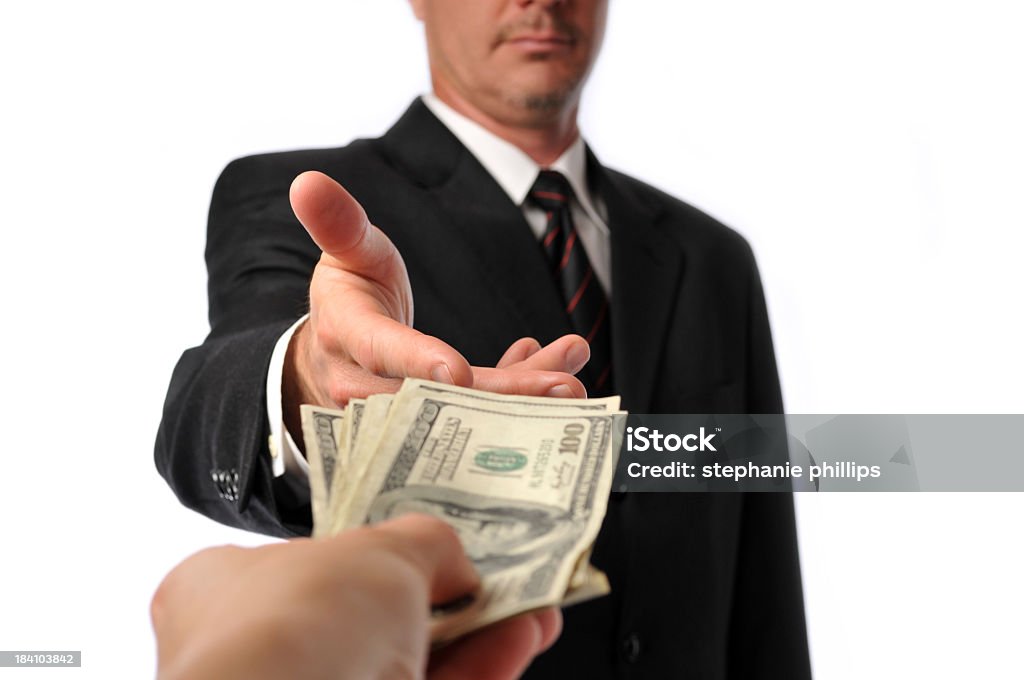 Uomo d'affari viene consegnato un mazzo di banconote da cento dollari - Foto stock royalty-free di Catasta