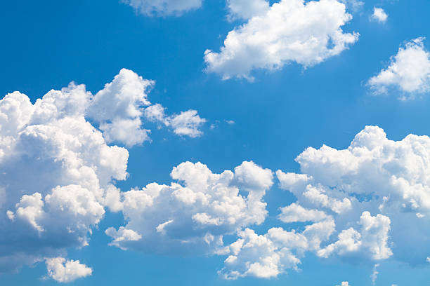 wolken am himmel - blau stock-fotos und bilder