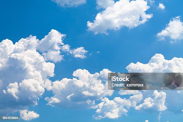 Nubes En El Cielo Foto de stock y más banco de imágenes de Nube - Nube, Cielo, Paisaje con nubes