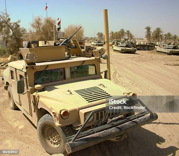 Foto de Hmmwv e mais fotos de stock de Janela - Janela, Tanque, Areia