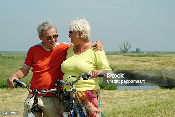 Felice Amorevole Coppia Senior Con La Loro Biciclette In Olandese Polder - Fotografie stock e altre immagini di 60-69 anni