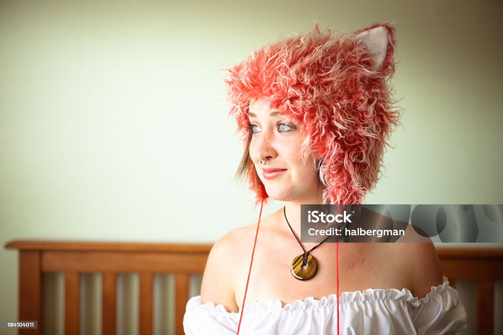 Linda garota, usando chapéu de pelúcia na cama - Foto de stock de 20 Anos royalty-free