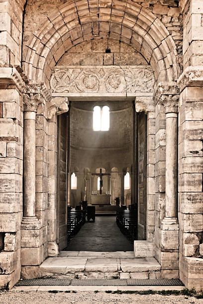 entrada de la iglesia de san antimo en toscana, italia - abbazia di santantimo fotografías e imágenes de stock