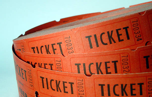 rotolo di biglietti su uno sfondo blu primo piano - ticket ticket stub red movie ticket foto e immagini stock