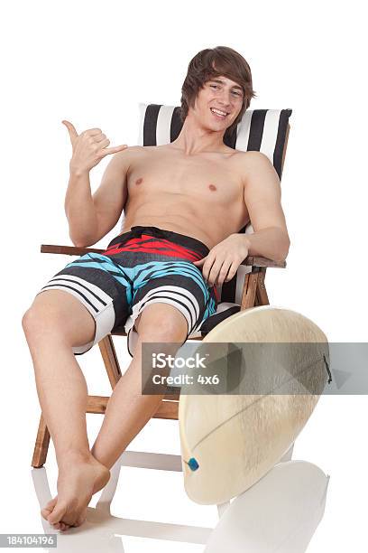Homem Descansar Em Uma Cadeira De Praia - Fotografias de stock e mais imagens de Praia - Praia, Figura para recortar, Fundo Branco