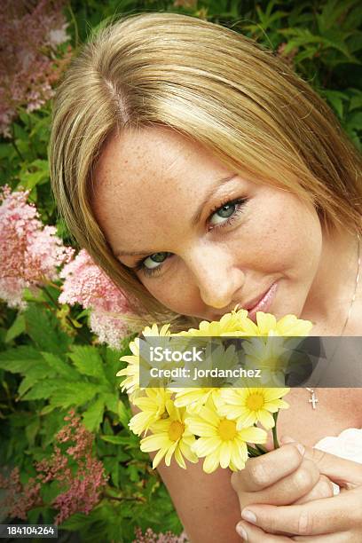 Foto de Flores e mais fotos de stock de Adolescente - Adolescente, Adolescência, Adulto