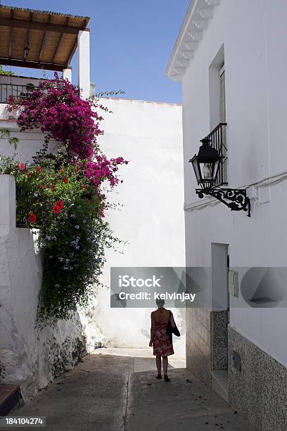 Женщина В Испанском Street — стоковые фотографии и другие картинки Андалусия - Андалусия, Балкон, Белый