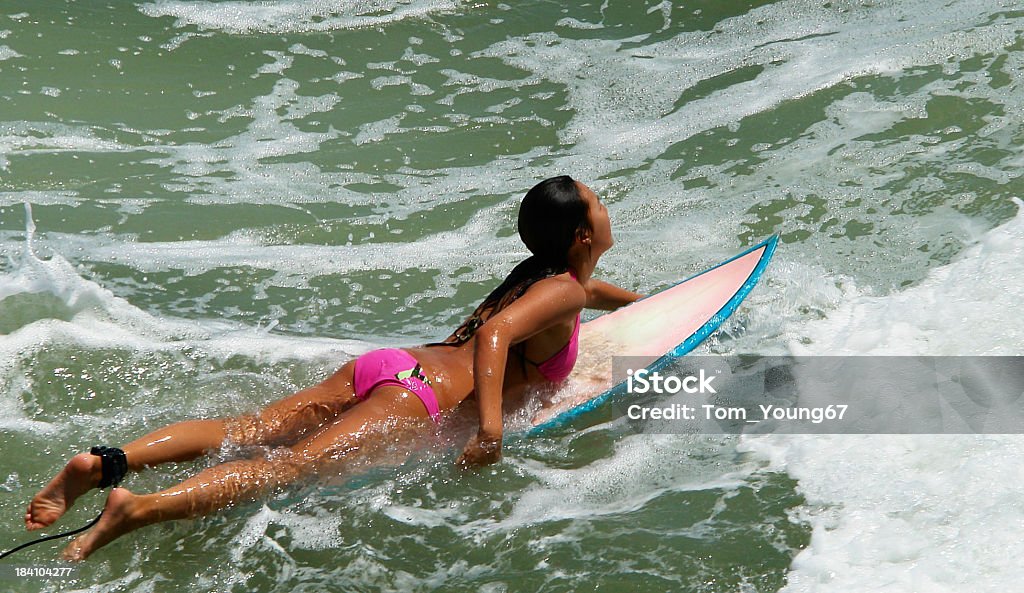 Mujer surfista olas de flotación - Foto de stock de Adulto libre de derechos