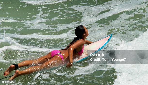 Mujer Surfista Olas De Flotación Foto de stock y más banco de imágenes de Adulto - Adulto, Agua, Atleta - Papel social