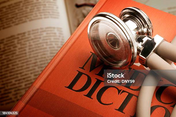 Stetoscopio Su Medical Dictionary - Fotografie stock e altre immagini di Dizionario - Dizionario, Sanità e medicina, Attrezzatura