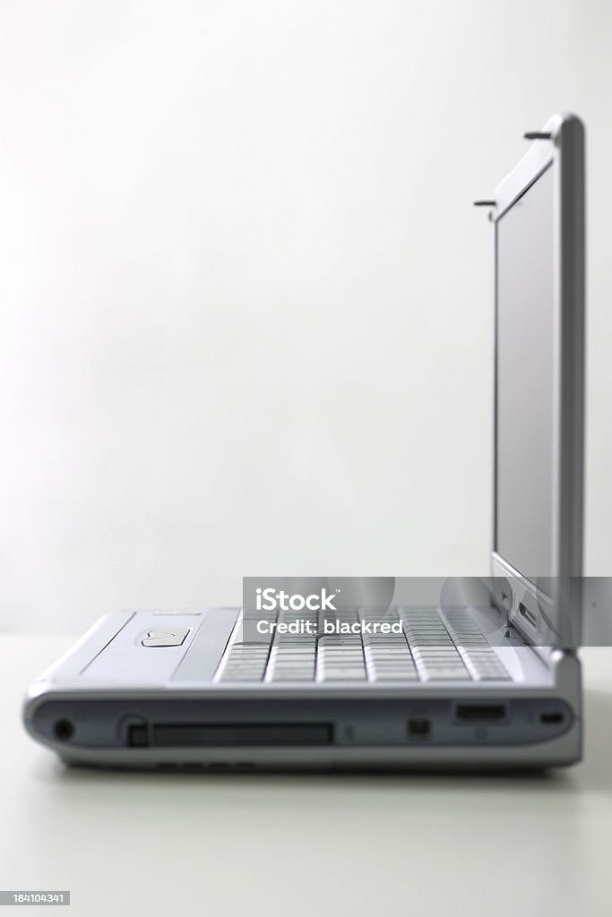 Vista lateral de la computadora portátil - Foto de stock de Accesibilidad libre de derechos