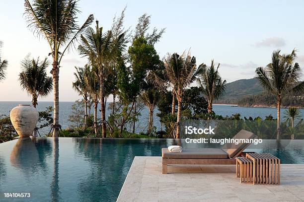 Piscina De La Villa Frente A La Playa Foto de stock y más banco de imágenes de Diseño - Temas - Diseño - Temas, Casita en la playa, Moderno