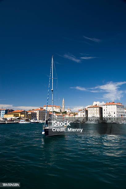 Iate Porto Eslovénia - Fotografias de stock e mais imagens de Aldeia - Aldeia, Ancorado, Azul