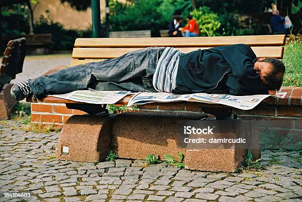 노숙자 남자 슬리핑 파크 벤치 잠자기에 대한 스톡 사진 및 기타 이미지 - 잠자기, 벤치, 노인 남자