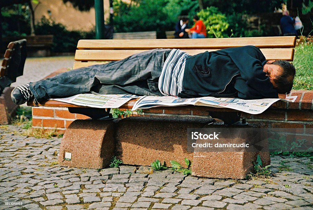 Sem Abrigo a dormir em um Banco de Parque - Royalty-free Dormir Foto de stock