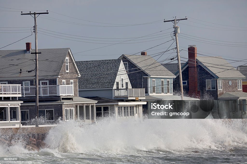 Tempestade do oceano ondas bate em Seawall em frente de casas - Royalty-free Furacão Foto de stock