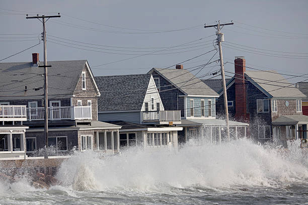 tempestade do oceano som das ondas no quebra-mar na frente de casas - high tide - fotografias e filmes do acervo