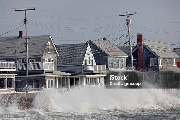 Tempestade Do Oceano Ondas Bate Em Seawall Em Frente De Casas - Fotografias de stock e mais imagens de Furacão