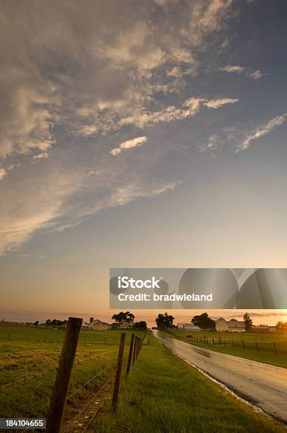 La Carretera De Campo Foto de stock y más banco de imágenes de Aire libre - Aire libre, Anochecer, Belleza