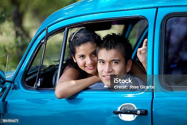 Foto de Retrato De Casal e mais fotos de stock de Abraçar - Abraçar, Adolescente, Adulto