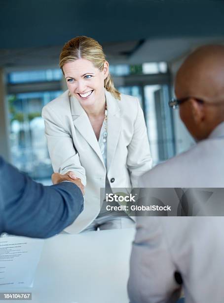 Foto de Mulher Apertando As Mãos Com Painel De Negócios Interviewers e mais fotos de stock de Entrevista de Trabalho