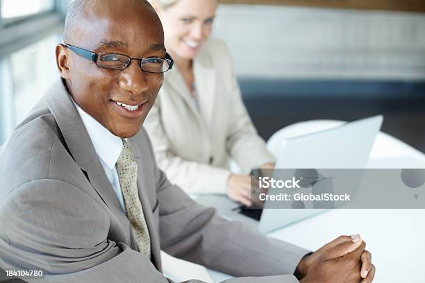 Foto de Feliz Homem De Negócios Com Colega Feminino e mais fotos de stock de Adulto - Adulto, Adulto maduro, Afro-americano