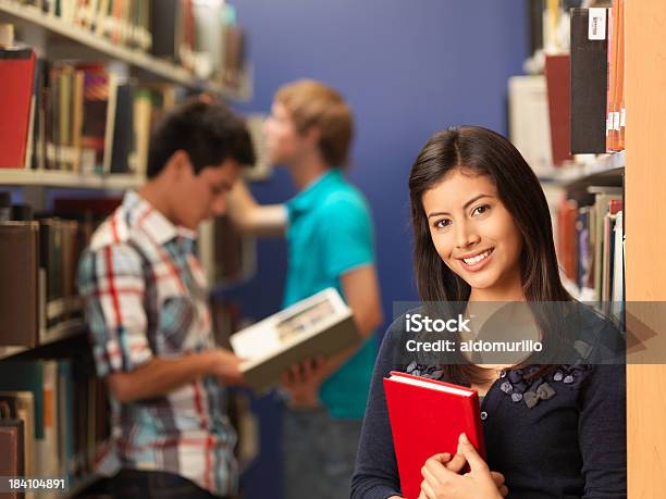 Adorável Estudante Na Biblioteca - Fotografias de stock e mais imagens de 20-29 Anos - 20-29 Anos, Adolescente, Adolescência