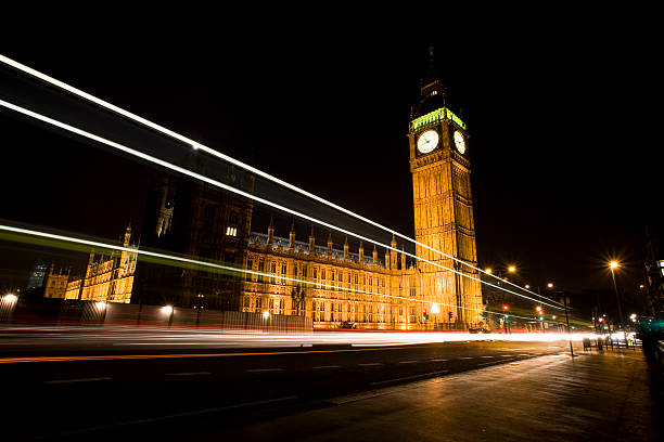 big ben bei nacht - london england victorian style big ben dark stock-fotos und bilder