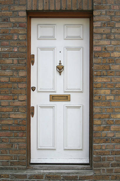 blanc anglais porte d'entrée - doorstep door knocker door england photos et images de collection