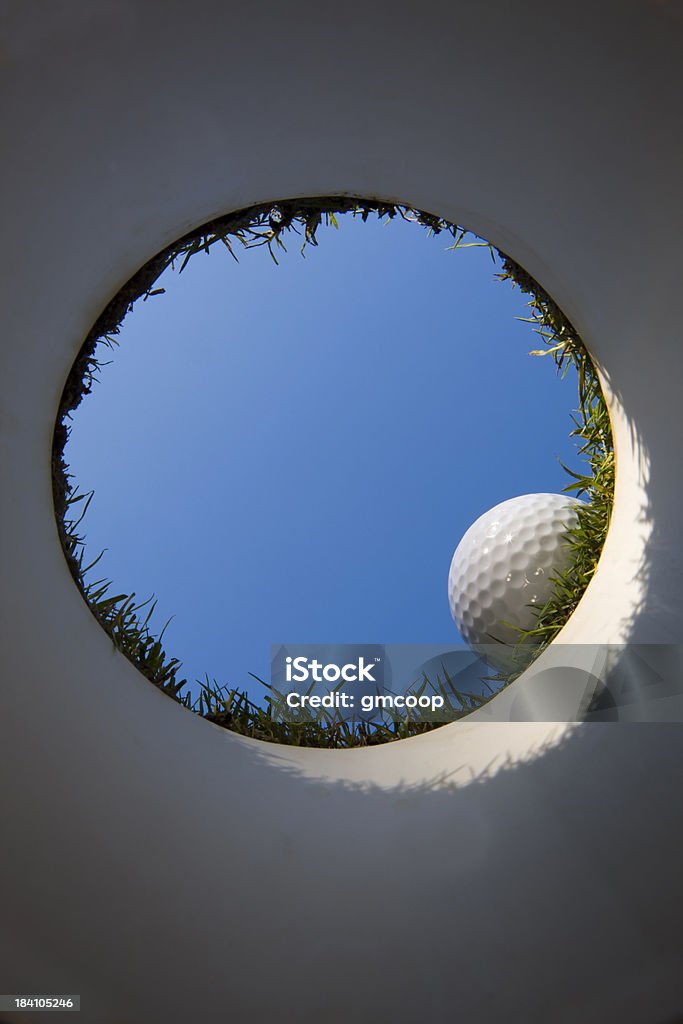 Copa de Golf desde debajo de la Green - Foto de stock de Golf libre de derechos