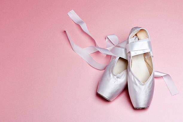 pointe scarpe di balletto e familiari. - dance shoes foto e immagini stock